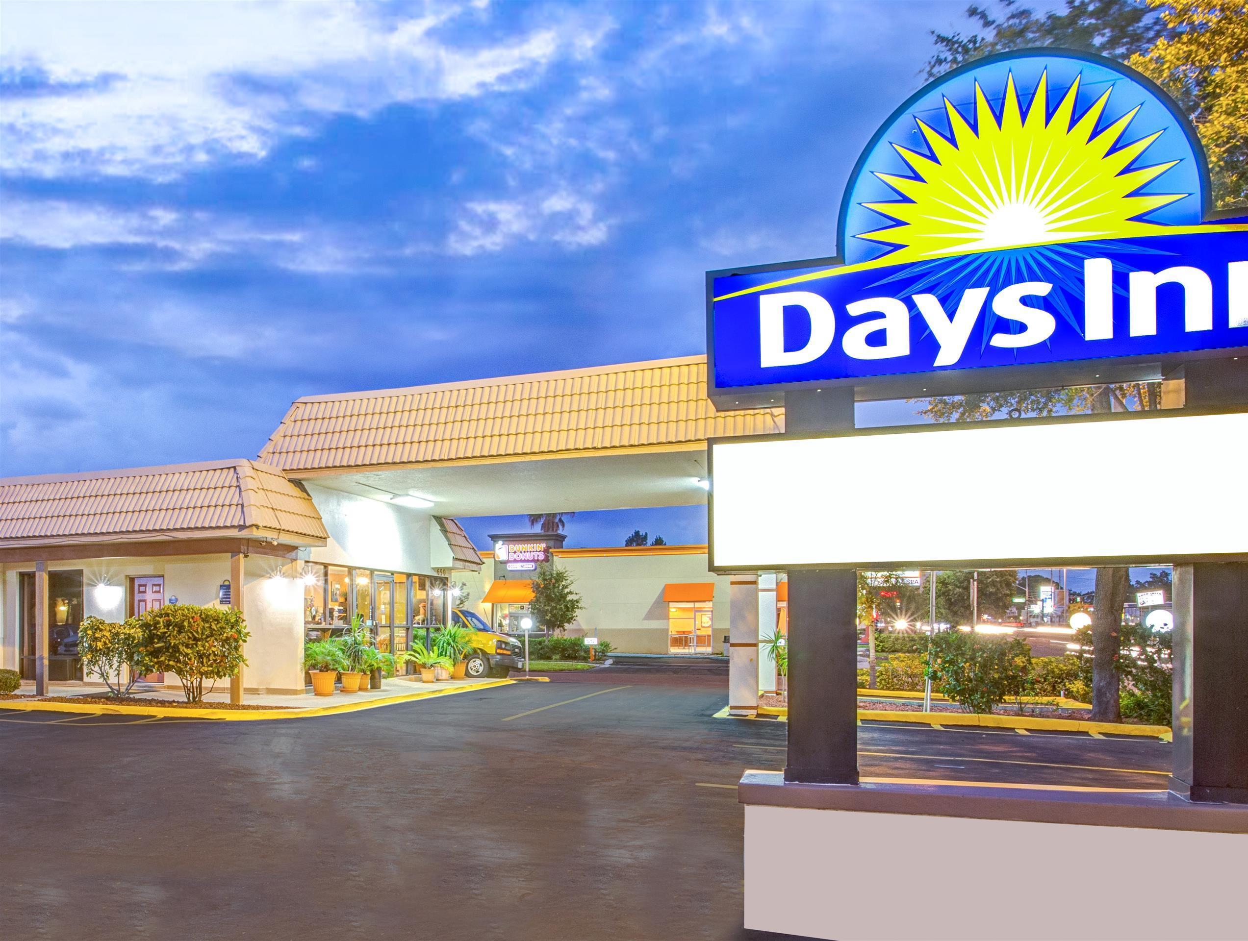 Days Inn By Wyndham St. Petersburg Central Exteriör bild