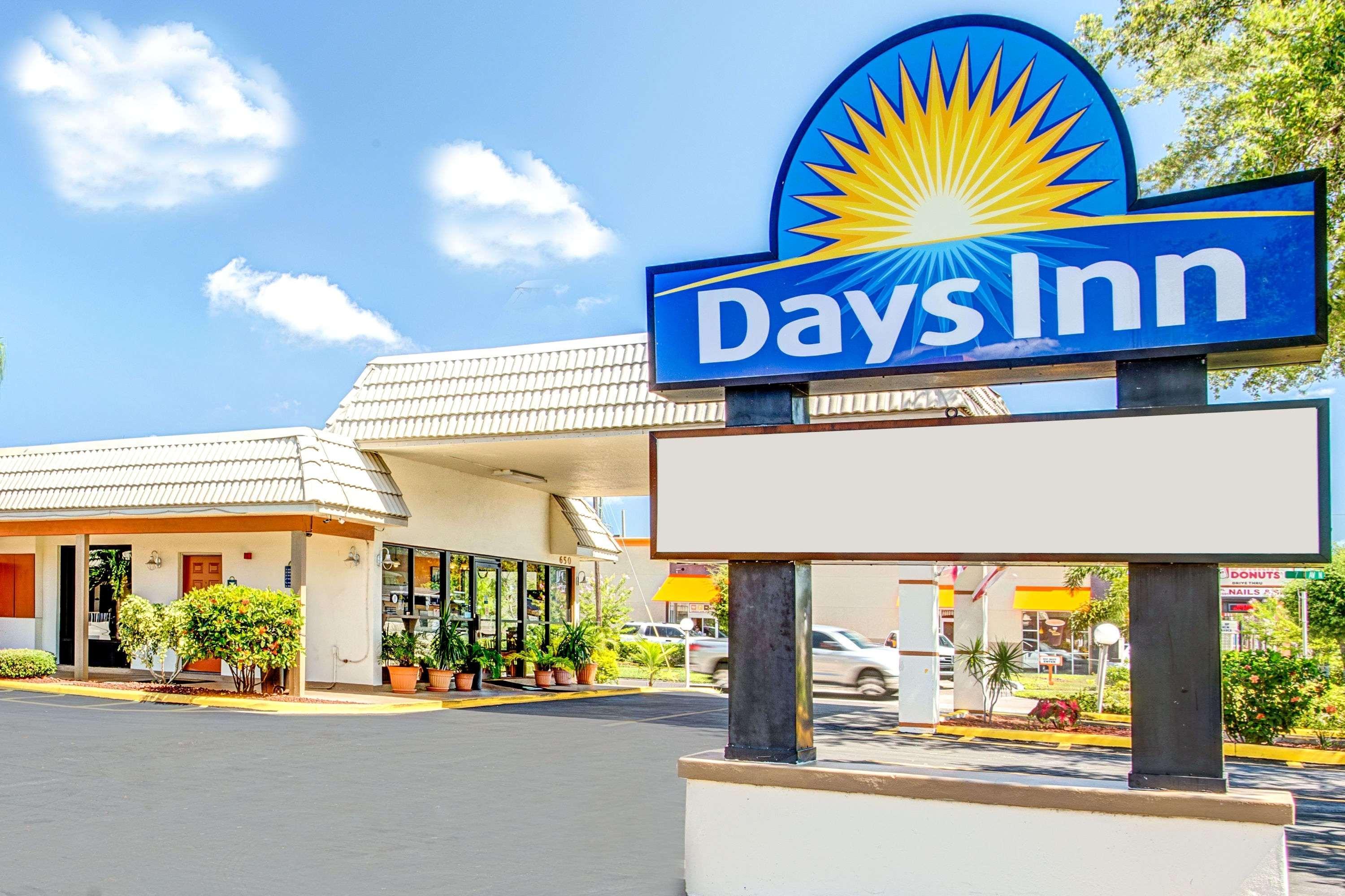 Days Inn By Wyndham St. Petersburg Central Exteriör bild