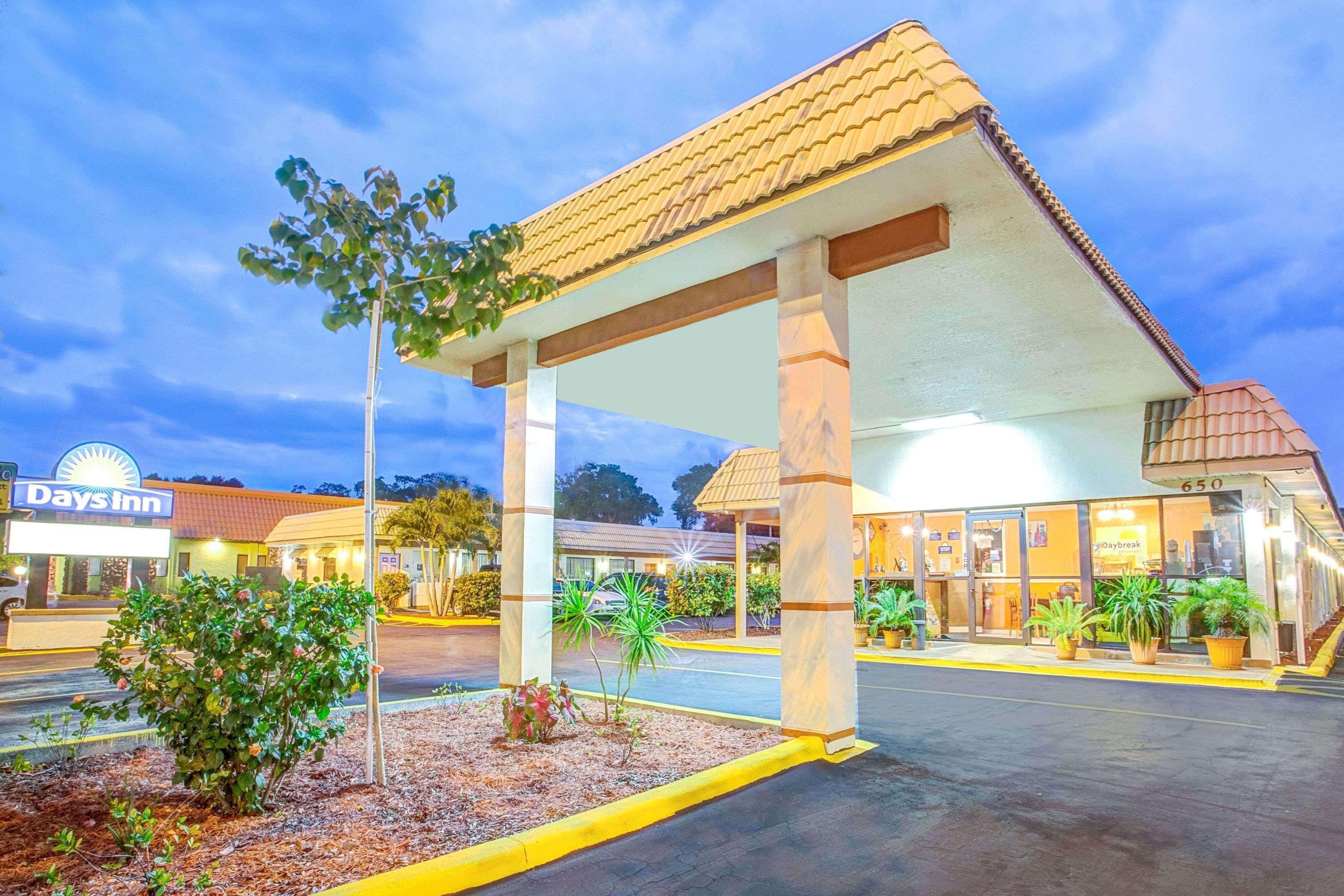 Days Inn By Wyndham St. Petersburg Central Exteriör bild