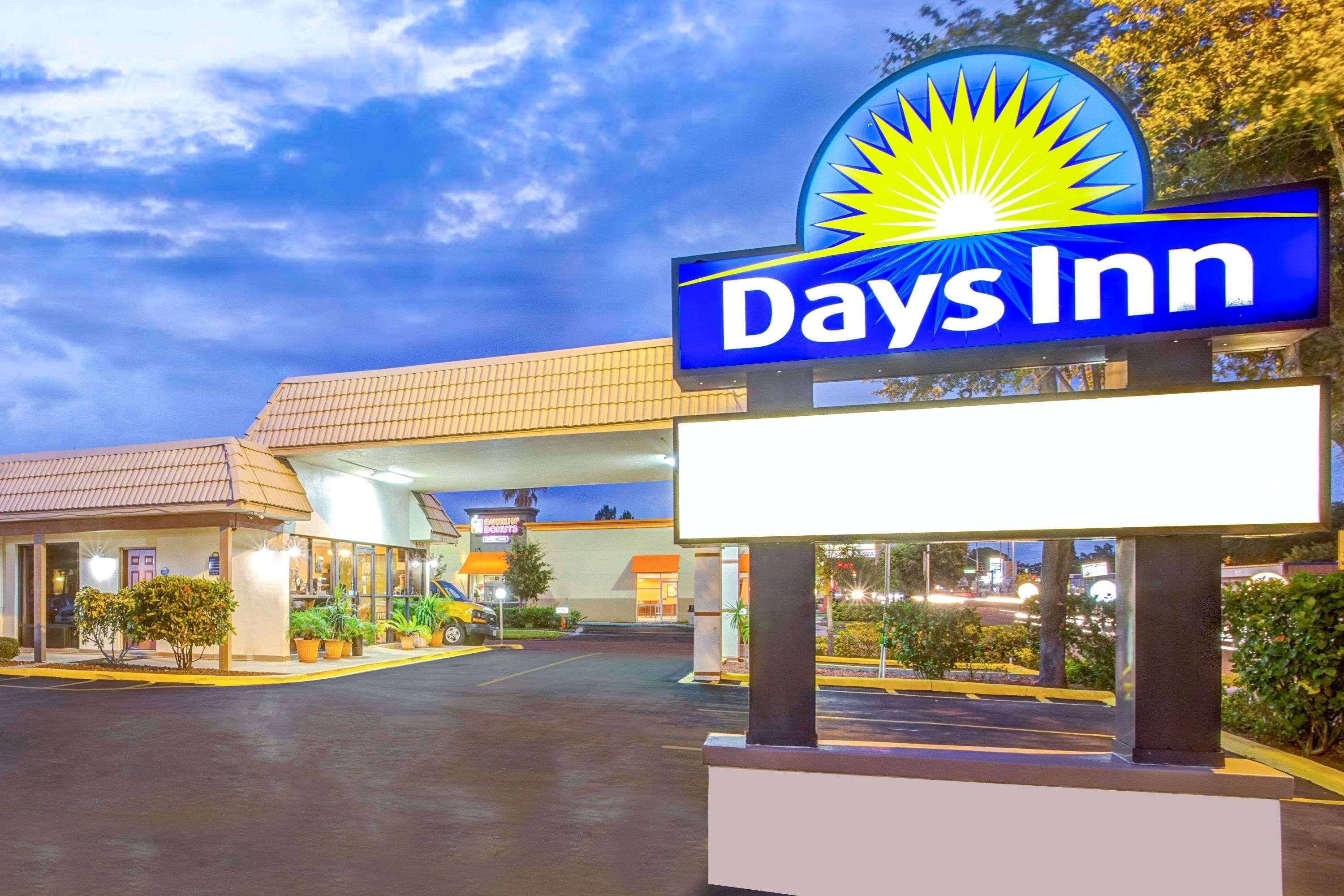 Days Inn By Wyndham St. Petersburg Central Exteriör bild