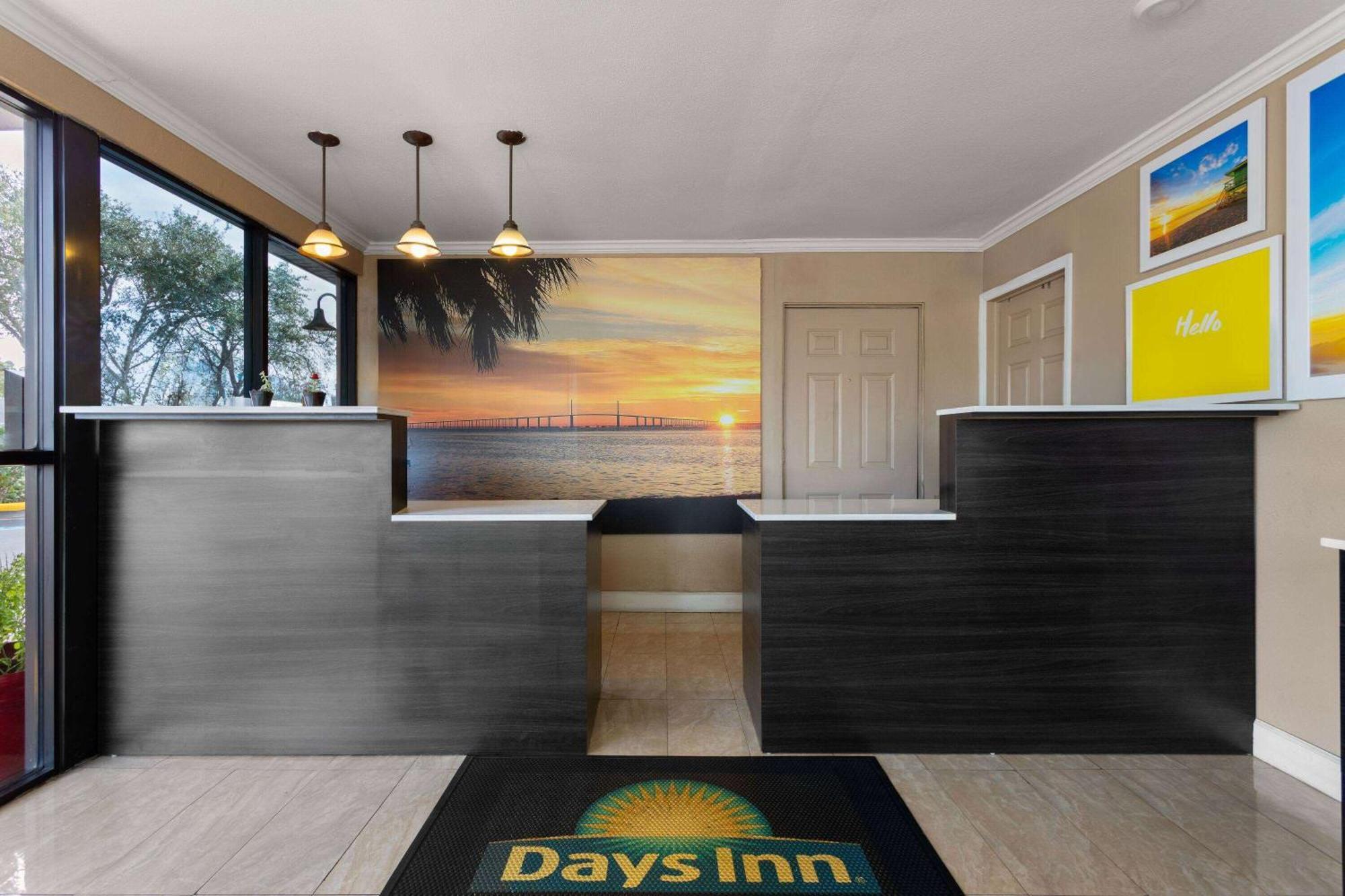 Days Inn By Wyndham St. Petersburg Central Exteriör bild