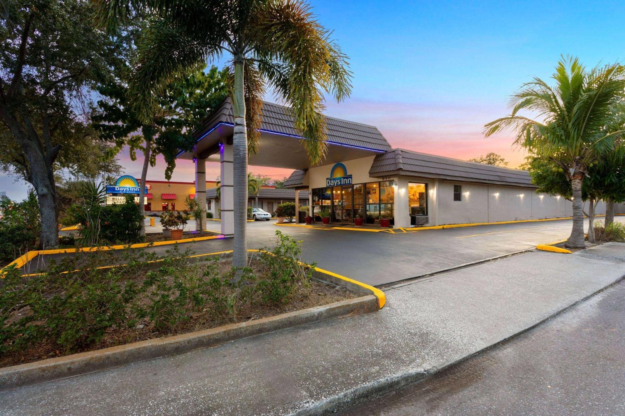 Days Inn By Wyndham St. Petersburg Central Exteriör bild