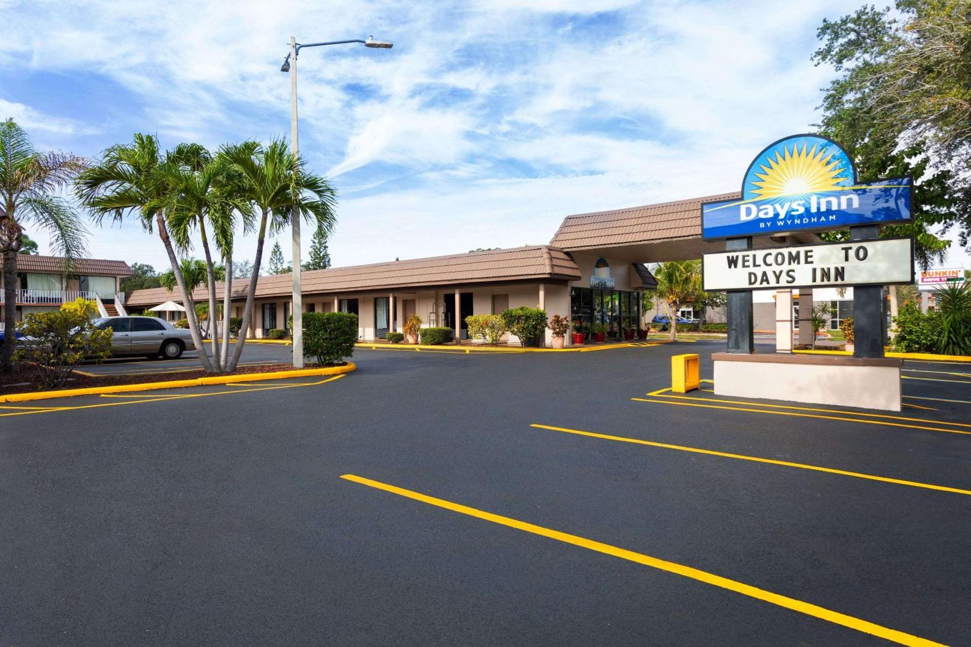 Days Inn By Wyndham St. Petersburg Central Exteriör bild