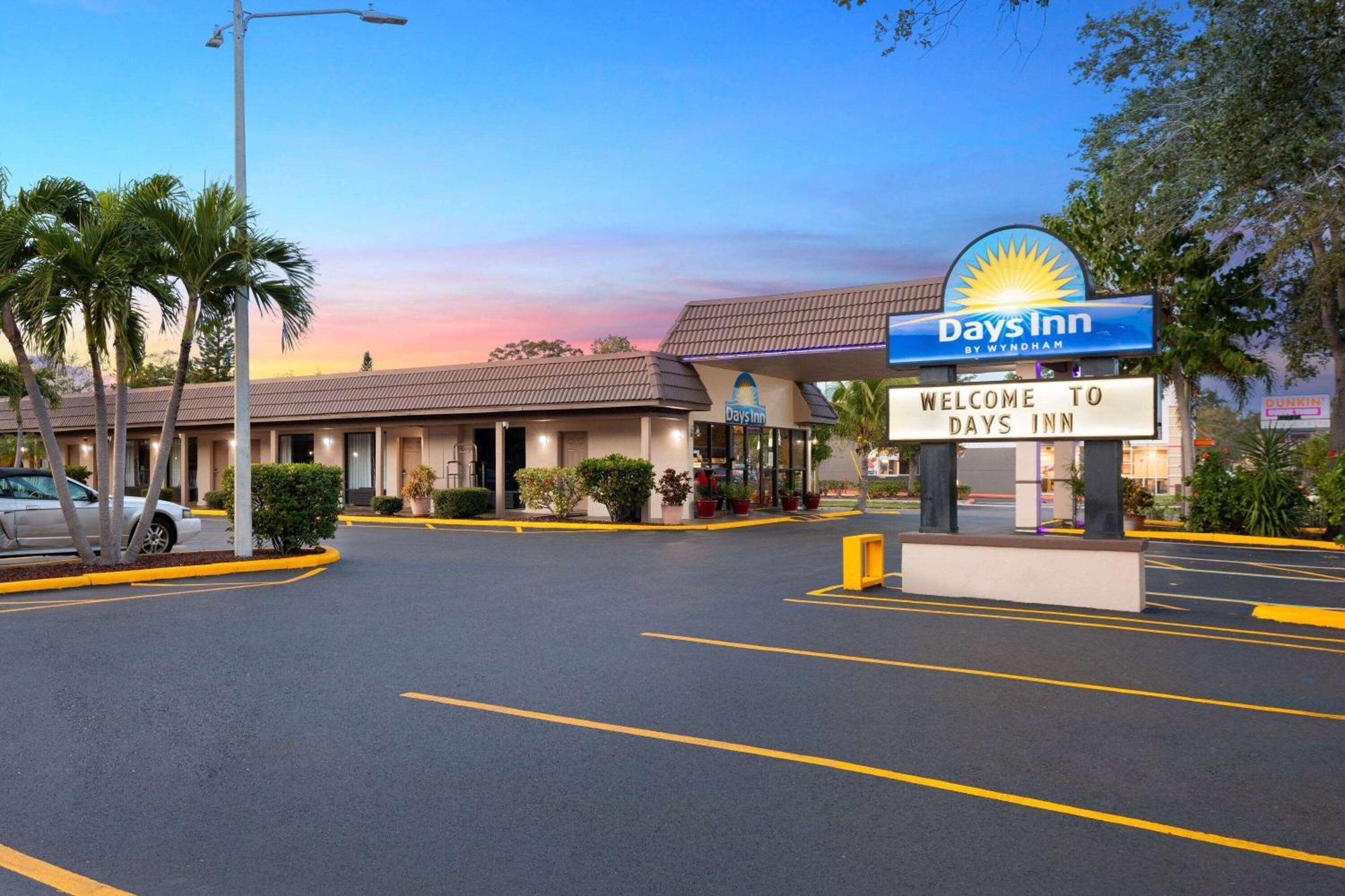 Days Inn By Wyndham St. Petersburg Central Exteriör bild